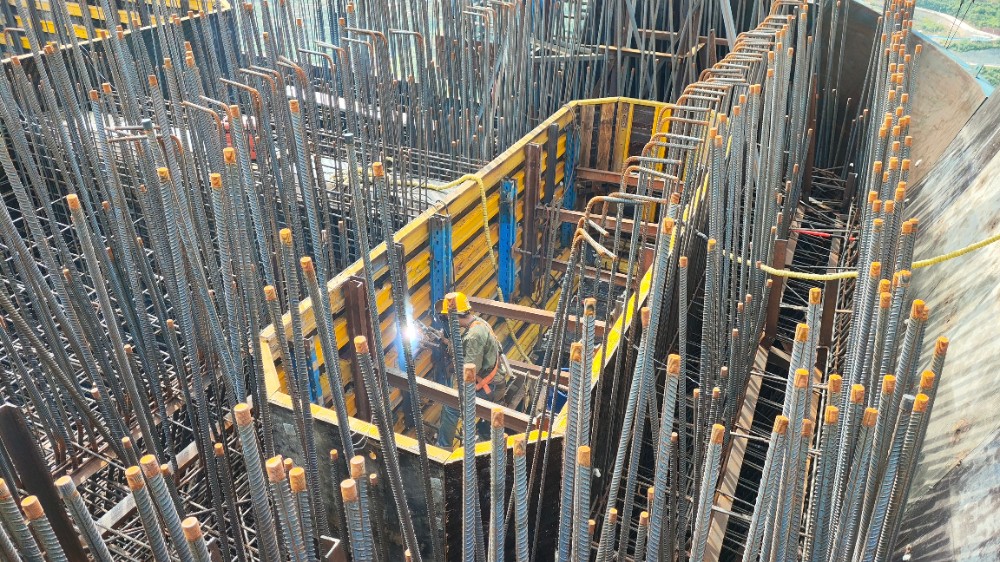 建设中的12号主塔右分肢桥墩内模板支撑焊接  文心博.jpg